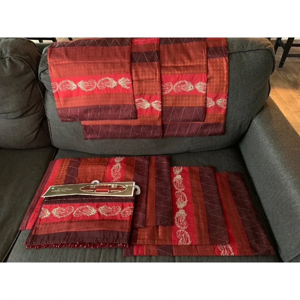 NEW Holiday Table Runner & 8 Placemats Set NWT (A)